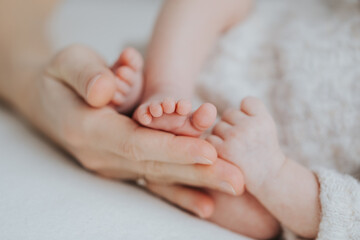Obraz na płótnie Canvas Newborn baby feet in parents hands 