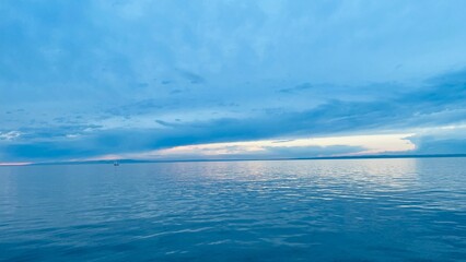 Obraz premium Evening view of Lake Constance in Rorschach, Switzerland, with a boat in the background