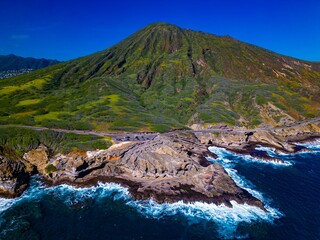 Aerial view of Koko Crater and the East Coast shoreline cliffs on the island of O'ahu in Hawaii - obrazy, fototapety, plakaty
