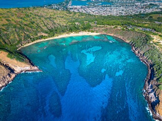 Aerial view of Hanauma Bay on the island of O'ahu in Hawaii - obrazy, fototapety, plakaty