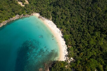 Obraz premium Aerial view of Freedom Beach in Phuket, surrounded by lush tropical vegetation