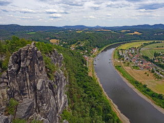 Blick von der Felsformation Bastei auf den Ort Rathen und die Elbe in der Sächsischen Schweiz, Deutschland - 767952995