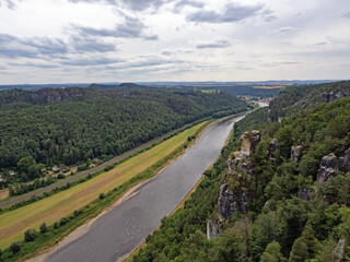Luftaufnahme mit Blick auf die Elblandschaft in der Sächsischen Schweiz, Deutschland - 767953116