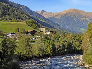 Blick auf den Ort St. Martin in Passeier am Fluss Passer in den Alpen in Südtirol, Italien