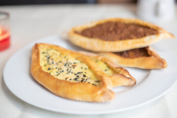 Cheese Pies - Fatayer bil jibneh - Fatayer Manakish - Teigtaschen	