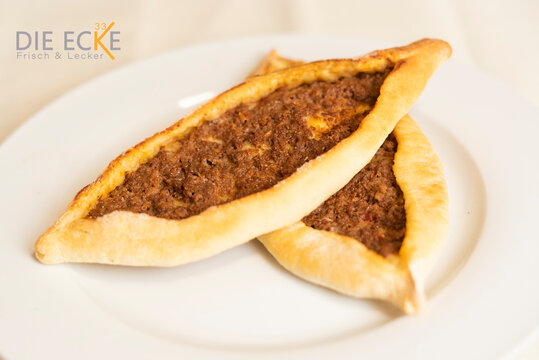 Cheese Pies - Fatayer bil Lahma - Fatayer Manakish - Teigtaschen	
