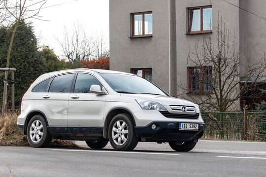 Honda CR-V 3G crossover car parked on street