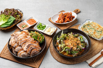 Korean food, pig's feet, pork, bossam, lettuce, perilla leaves, spicy, garlic, pepper, salted shrimp,