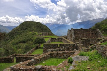 Fototapeta na wymiar Stunning ancient ruins of the Andes Mountains, surrounded by a lush green landscape