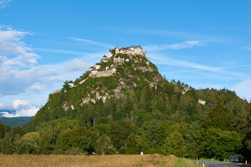 Burg Hochosterwitz in Kärnten  im Herbst - 767981797