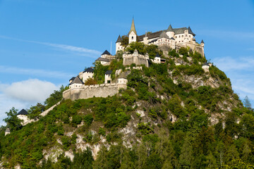 Burg Hochosterwitz in Kärnten  im Herbst - 767982549