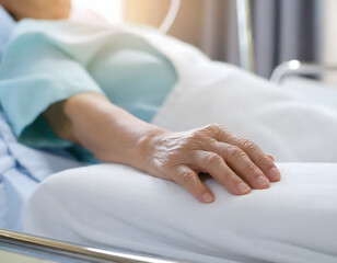 シニアが病院のベッドで寝ている様子