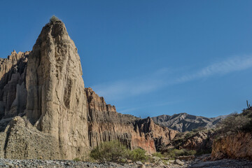Fototapeta premium Muralla de rocas sedimentarias en viejo lecho de río