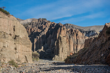 Montaña desgastada por el viento, agua y nieve. 