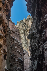 Caverna con muchas rocas