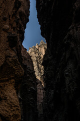 Cueva con muchas rocas a oscuras. 