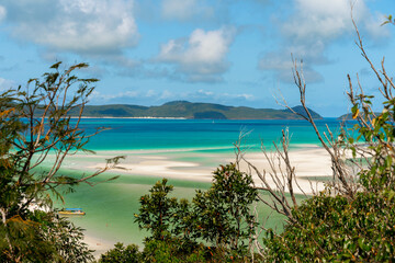 A beautiful beach with a boat in the water whitsunday - obrazy, fototapety, plakaty