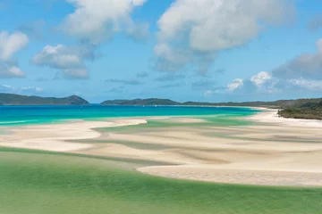 Crédence de cuisine en verre imprimé Whitehaven Beach, île de Whitsundays, Australie A beautiful beach with a blue ocean and a green shoreline