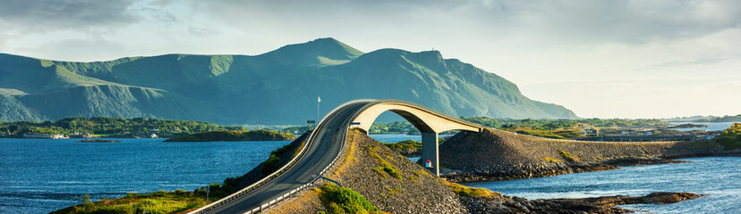 Storseisundbrücke an der Atlantikstrasse in Norwegen - obrazy, fototapety, plakaty