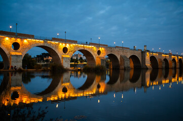 Reflejo de Puente de Palmas al atardecer, Badajoz - obrazy, fototapety, plakaty