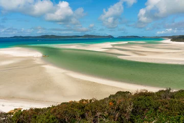 Afwasbaar Fotobehang Whitehaven Beach, Whitsundays Eiland, Australië A beautiful beach with a green body of water in the background whitsunday