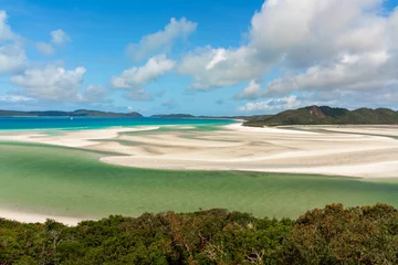 Photo sur Plexiglas Whitehaven Beach, île de Whitsundays, Australie A beautiful beach with a clear blue ocean and a green shoreline
