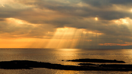 江ノ島の海の夕焼け、天使のはしご