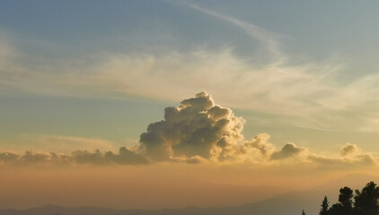 Nuvola atomica esplode di luce al tramonto sopra i monti e le valli