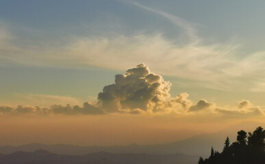 Nuvola atomica esplode di luce al tramonto sopra i monti e le valli