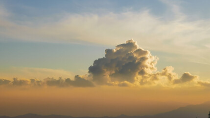 Nuvola atomica esplode di luce al tramonto sopra i monti e le valli