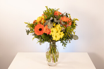 Ramo de flores de primavera con flores amarillas y naranjas.