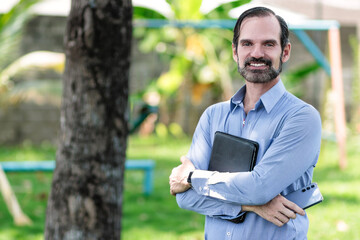 Hombre de negocios adulto latino con tableta y celular para estar comunicado con el trabajo en el...