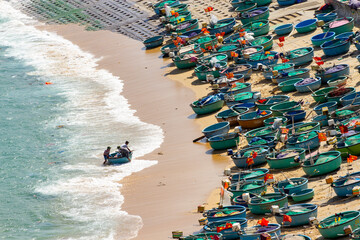 Fishermans And Circle Boats On Sandy Beach Of Vietnam Fishing Village. - obrazy, fototapety, plakaty