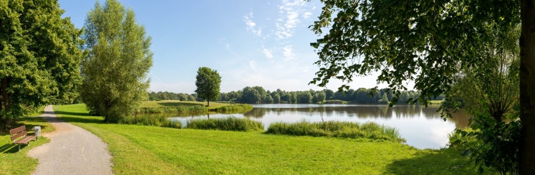 Idyllischer See mit gr&uuml;nem Ufer, Deutschland