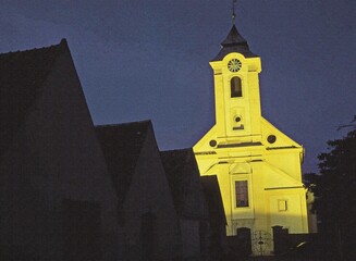 Kirche angestrahlt in der Nacht