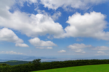 Fototapeta na wymiar 十国峠から眺める爽やかな青空と白い雲