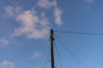 postes de luz y cables por la ciudad