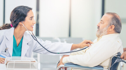 Obraz premium Professional Medical Doctor diagnosing and giving advice to the elderly patient at hospital.