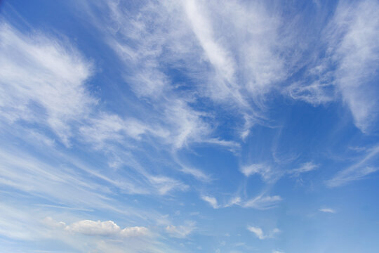 爽やかな青空と風にたなびく白い雲