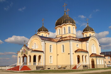 Fototapeta na wymiar A large building with a gold roof with Alexander Nevsky Cathedral, Tallinn in the background