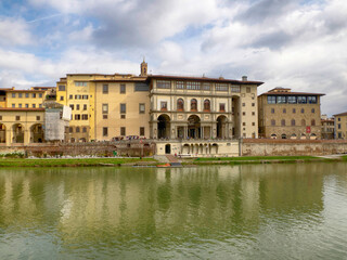 uffizi gallery museum building view from arno river florence italy - obrazy, fototapety, plakaty