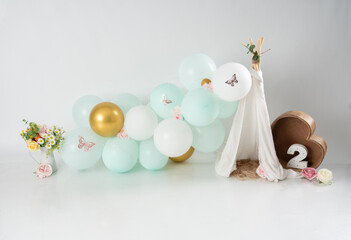 Fondo fotografico con globos celeste , blancos , y dorados para cumplaños 