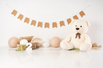 Fondo fotografico  blanco decorado con peluche  caja de madera globos maron  para comlea&ntilde;os