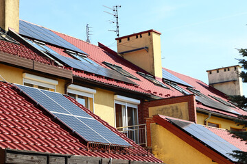 Panele słoneczna na dachu domu jednorodzinnego w europie. - obrazy, fototapety, plakaty