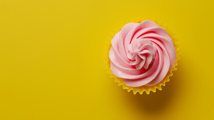 cupcake visto de cima isolado no fundo amarelo - obrazy, fototapety, plakaty