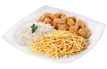 Foto auf Leinwand prato com strogonoff de carne acompanhado de arroz branco e batata palha isolado em fundo transparente © WP!