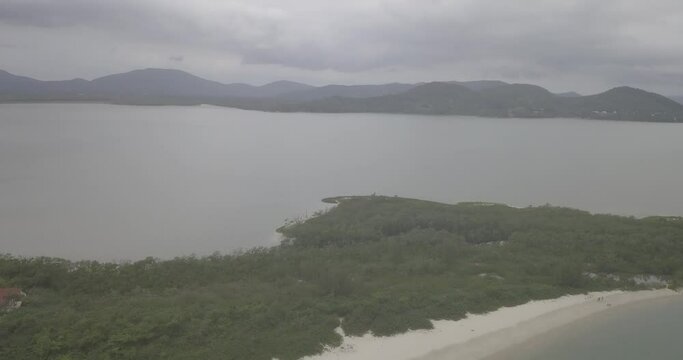 Praia Daniela Florianopolis Floripa Drone Natureza Preserva&ccedil;&atilde;o Tranquilidade Beleza Costeira Jurere Mar Oceano Areias Brancas Acesso Fam&iacute;lia Turismo Atrativos Esportes Passeios Paisagem Ecoturismo