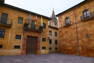 Fassade des Bischofspalastes von Oviedo am Plaza Corrada del Obispo in Oviedo