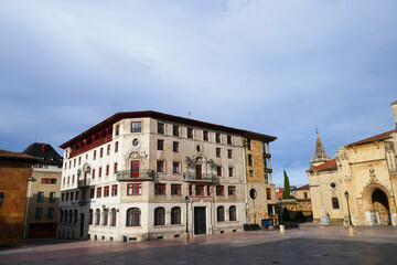 Hotel-Gebäude am plaza de la Catedral de Oviedo - obrazy, fototapety, plakaty