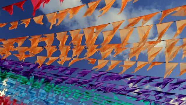 bandeirinhas coloridas em decora&ccedil;&atilde;o t&iacute;pica de festa junina no brasil	